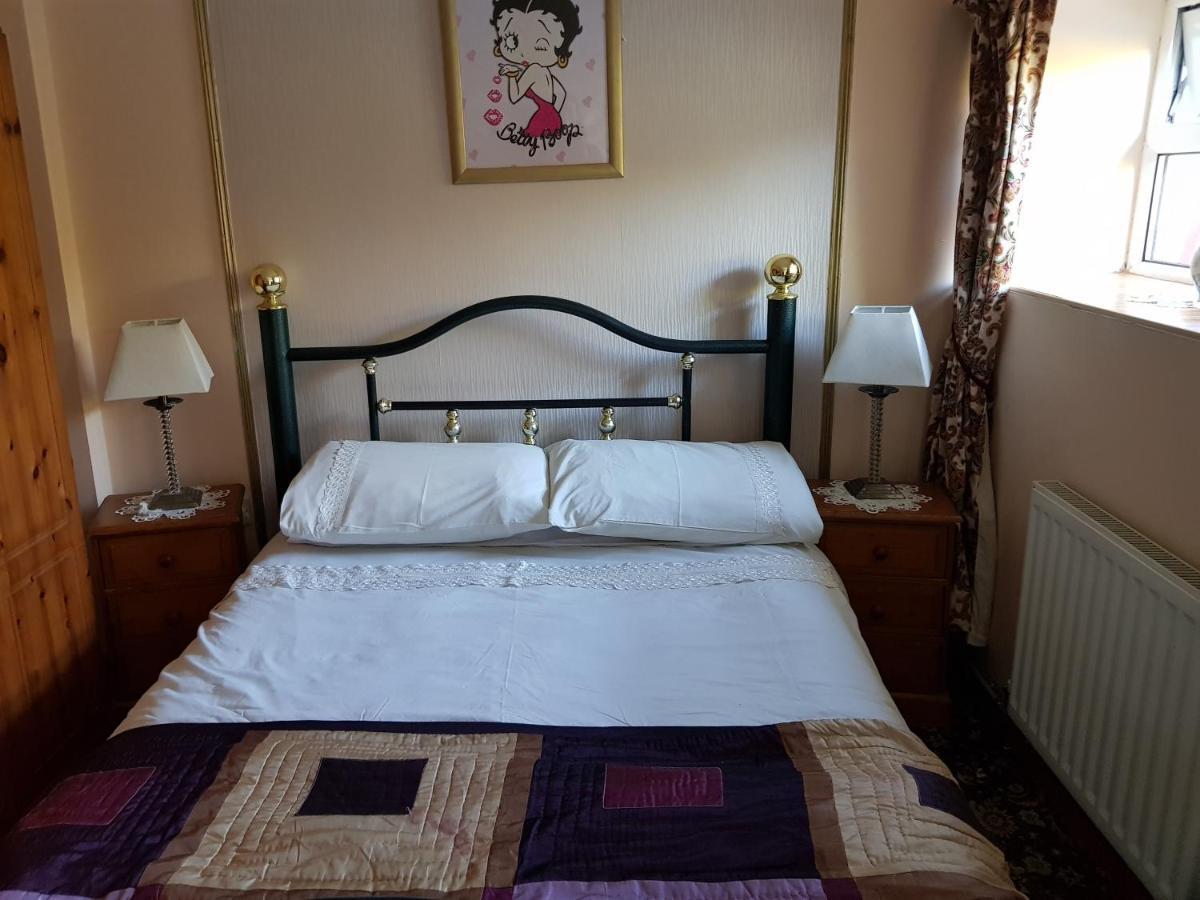 Prince Of Wales Inn Rhymney Екстериор снимка